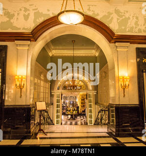 Intérieur de l'Hôtel Savoy, un célèbre et exclusif hôtel situé sur les rives de la Tamise, Londres. Vue de salle à manger. Banque D'Images