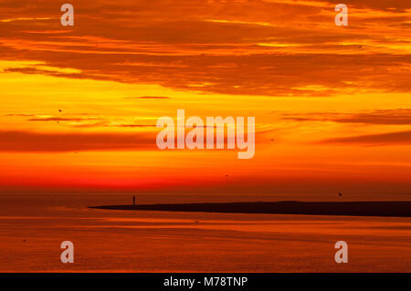 Lever du soleil sur le phare de Banya (loin de la banya), Delta de l'Ebre, en Catalogne, Espagne Banque D'Images