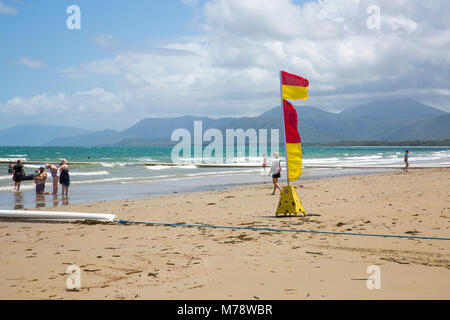 La natation de personnes à l'intérieur du net stinger sur Port Douglas beach,Far North Queensland, Australie Banque D'Images