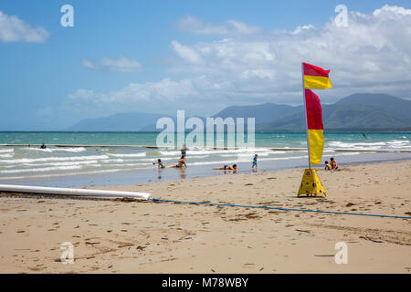 La natation de personnes à l'intérieur du net stinger sur Port Douglas beach,Far North Queensland, Australie Banque D'Images