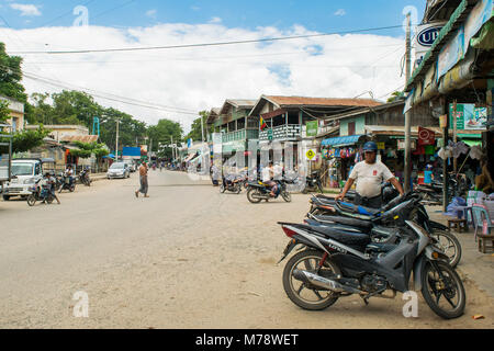 Un chemin de sable à côté du marché Nyaung U près de Bagan, Myanmar, Birmanie. étals de marché et les motos garées, mode de transport commun en Asie du sud-est Banque D'Images