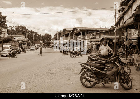 Un chemin de sable à côté du marché Nyaung U près de Bagan, Myanmar, Birmanie. étals de marché et les motos garées, mode de transport commun en Asie du sud-est Banque D'Images