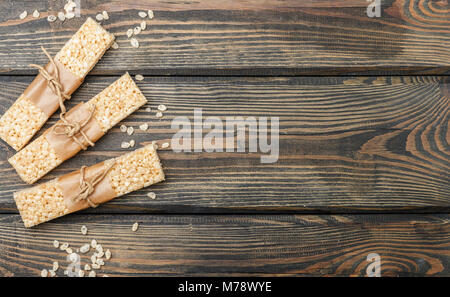 Barres de riz croustillant au miel et les guimauves à la surface du bois. Collation santé. Focus sélectif. Copy space Banque D'Images