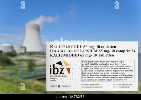 Centrale nucléaire de Doel et comprimés d'iodure de protéger les résidents belges de retombées radioactives en cas d'accident ou de fuite en Belgique Banque D'Images