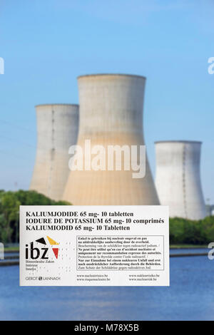 Centrale nucléaire de Tihange et de comprimés d'iodure de protéger les résidents belges de retombées radioactives en cas d'accident ou de fuite en Belgique Banque D'Images