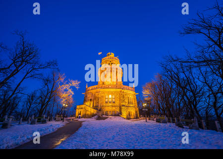 Budapest, Hongrie - Elizabeth Lookout (Kilato Erzsebet) sur le haut de Janos Hill à heure bleue sur une froide nuit d'hiver avec ciel bleu clair Banque D'Images