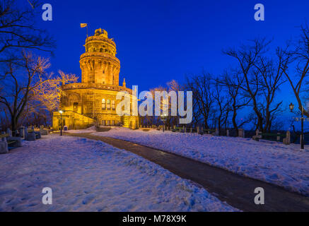 Budapest, Hongrie - Elizabeth Lookout (Kilato Erzsebet) sur le haut de Janos Hill à heure bleue sur une froide nuit d'hiver avec ciel bleu clair Banque D'Images