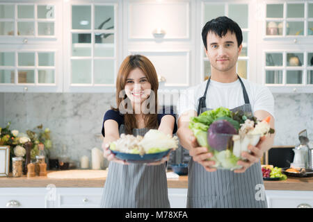 Young Asian couple preparing food ensemble au comptoir de cuisine. Heureux couple love concept. Banque D'Images