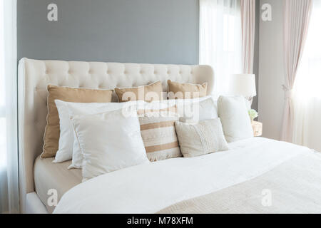 Chambres dans des tons lumineux. Grand lit double confortable dans l'élégant quartier de chambre classique à la maison. Banque D'Images