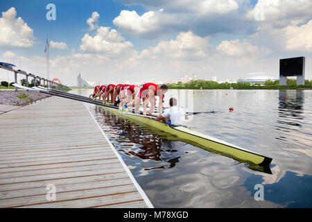 Un concours "La Grande Moscou Regatta' sur le canal d'Aviron Krylatskoe dans Moscou, Russie Banque D'Images