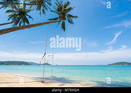 Swing pendent à coconut palm tree over summer beach à Phuket en Thaïlande, la mer. L'été, les voyages, vacances et maison de vacances concept Banque D'Images