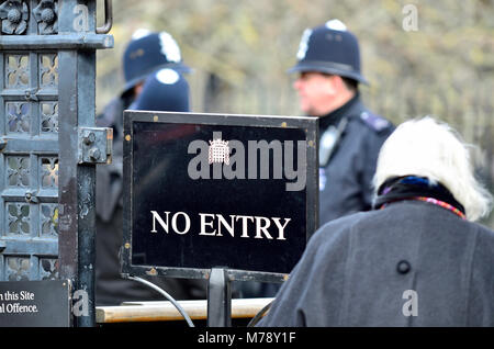 Londres, Angleterre, Royaume-Uni. Aucun signe d'entrée et les agents de police aux portes des chambres du Parlement Banque D'Images
