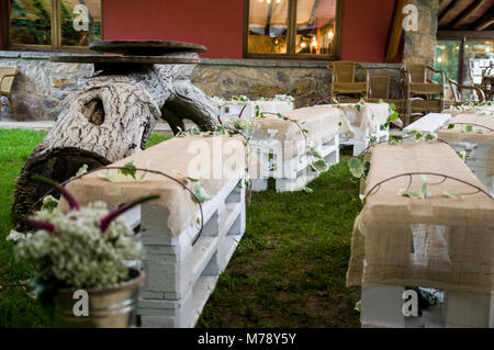 Centre jardin décoré pour son mariage avec des bancs en bois dans le Jai Alai restaurant, Urrestilla, Pays Basque, Espagne Banque D'Images
