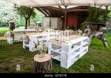 Centre jardin décoré pour son mariage avec des bancs en bois dans le Jai Alai restaurant, Urrestilla, Pays Basque, Espagne Banque D'Images