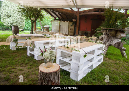 Centre jardin décoré pour son mariage avec des bancs en bois dans le Jai Alai restaurant, Urrestilla, Pays Basque, Espagne Banque D'Images