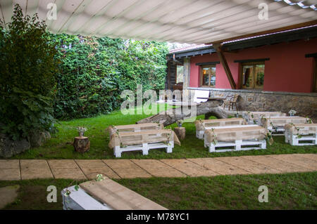 Centre jardin décoré pour son mariage avec des bancs en bois, Urrestilla, Pays Basque, Espagne Banque D'Images