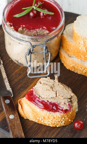 Le pâté de foie de poulet maison (lapin, oie) avec la sauce aux canneberges. Hors-d'œuvre gastronomique. Selective focus Banque D'Images