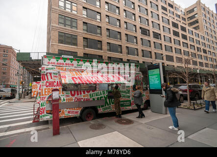 Diners pour combler tous vos petits creux, l'Cinco de maire Mexican Food truck garé dans l'Hudson Square de New York le lundi, Février 26, 2018. (Â© Richard B. Levine) Banque D'Images