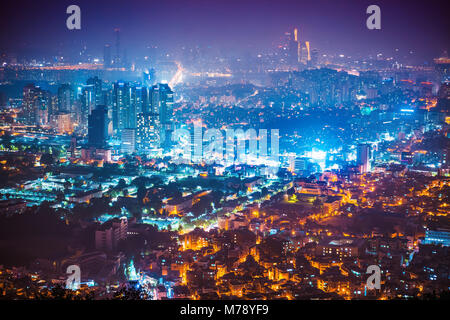 Vue de la nuit de Séoul ville vu du haut de la tour de Namsan - Corée du Sud. Banque D'Images