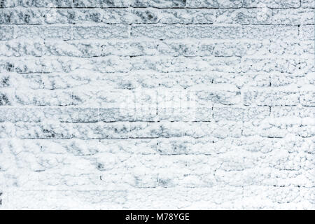 Mur de briques recouvertes de neige bleu clair. Hiver glacé texture de surface. Copyspace pour placement de produit ou de texte. Banque D'Images
