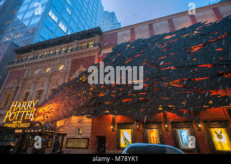 Le chapiteau du Lyric Theatre à New York, est orné d'un immense chapiteau de promouvoir la production de "Harry Potter et l'enfant maudit', le vendredi 2 mars 2018. L'aile de 150 pieds de long, pesant 50 000 livres, les socs à partir de l'entrée du théâtre le haut du mur d'un "nid de décoration des enfants. Le spectacle s'ouvre le 22 avril avec les aperçus début avril 16. (© Richard B. Levine) Banque D'Images