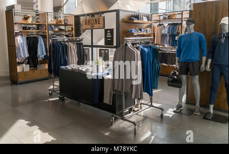 La marque Rhône temporaire mens activewear kiosque dans le cadre de la Brookfield Place Mall à New York le samedi 3 mars 2018. Certains analystes spéculent le coordonnateur sera le prochain champ de bataille de la mode. (Â© Richard B. Levine) Banque D'Images