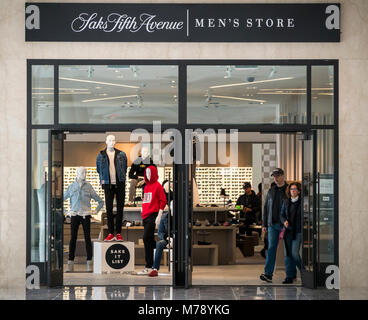 Le Saks Fifth Avenue Men's Store dans le Brookfield Place Mall à New York le samedi 3 mars 2018. Comme Nordstrom s'apprête à ouvrir son magasin pour hommes à Midtown certains analystes spéculent le coordonnateur sera le prochain champ de bataille de la mode. (© Richard B. Levine) Banque D'Images