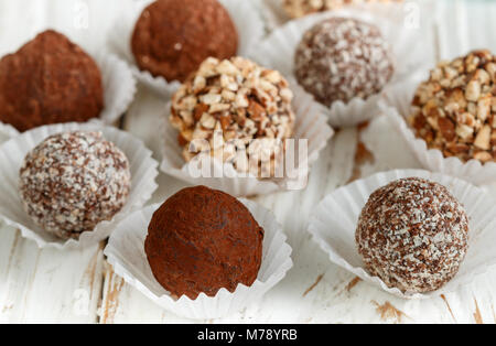 Truffes au chocolat noir assorties avec la poudre de cacao, noix de coco et amandes hachées libre. Les bonbons faits maison. Selective focus Banque D'Images