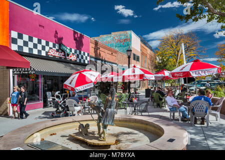 Sidewalk cafe au Main Street Mall, Sip n' Splash sculpture par James Haire, de l'art sur le coin, programme de Grand Junction, Colorado, USA Banque D'Images