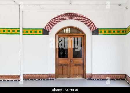 Colourfull mosaic wall avec porte en bois Banque D'Images