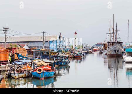 Vieux Port avec phare en Semarang Indonésie Banque D'Images