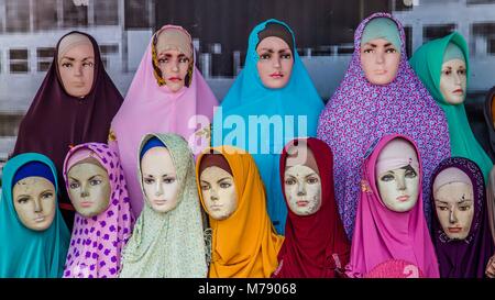 Mannequins femme headscarfs avec couleurs Banque D'Images