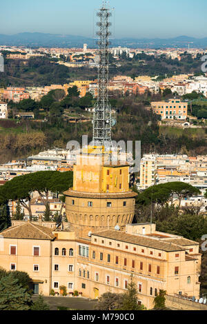 Bâtiment administratif et mâts de radio au Vatican pour la radiodiffusion de Radio Vatican, Rome, Latium, Italie. Banque D'Images