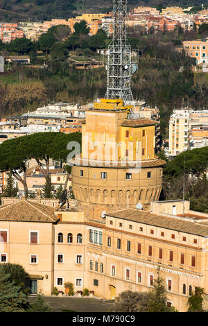 Bâtiment administratif et mâts de radio au Vatican pour la radiodiffusion de Radio Vatican, Rome, Latium, Italie. Banque D'Images