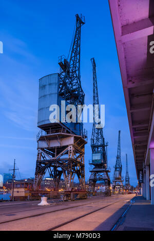 Grues et le Bristol Harbour Railway à Princes Wharf à l'extérieur de l'abri à côté du Musée M Bristol, Angleterre port flottant. Banque D'Images