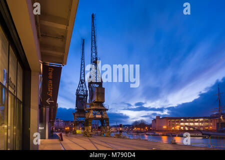 Grues et le Bristol Harbour Railway à Princes Wharf à l'extérieur de l'abri à côté du Musée M Bristol, Angleterre port flottant. Banque D'Images