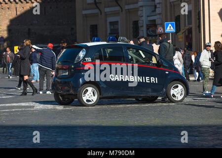 Voiture de police Carabinieri sur la Place Saint Pierre, Vatican, Rome, Italie. Banque D'Images