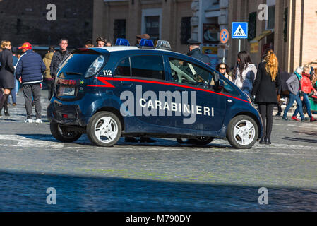 Voiture de police Carabinieri sur la Place Saint Pierre, Vatican, Rome, Italie. Banque D'Images