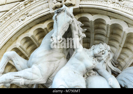 Détail de Fontaine de nymphes et Seahorse Inn Bologna, Italie. Statue a été faite par Diego Sarti en 1896. Banque D'Images