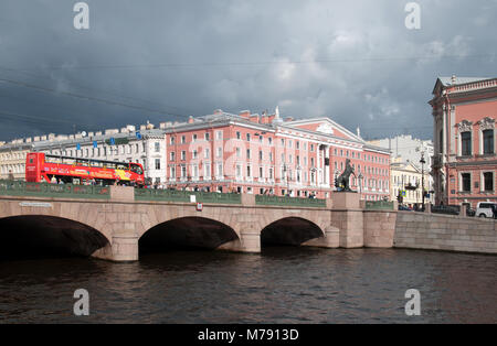 Hop-On Hop Off. Tour de ville en bus sur le pont Anitchkov avec les dresseurs de chevaux par Peter Klodt dans toute la Rivière Fontanka près de l'avenue Nevsky Banque D'Images