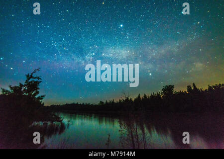 Petit lac reflétant avec étoile et Milky Way la nuit près du lac Huron, péninsule Bruce, en Ontario Banque D'Images