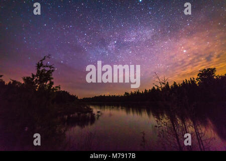 Petit lac reflétant avec étoile et Milky Way la nuit près du lac Huron, péninsule Bruce, en Ontario Banque D'Images