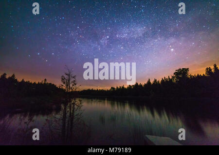 Petit lac reflétant avec étoile et Milky Way la nuit près du lac Huron, péninsule Bruce, en Ontario Banque D'Images