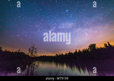 Petit lac reflétant avec étoile et Milky Way la nuit près du lac Huron, péninsule Bruce, en Ontario Banque D'Images