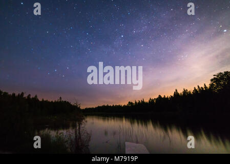 Petit lac reflétant avec étoile et Milky Way la nuit près du lac Huron, péninsule Bruce, en Ontario Banque D'Images