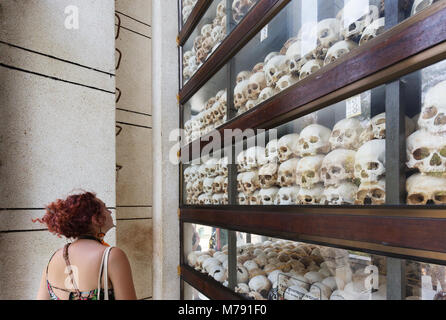 Cambodge les touristes à la recherche de champs de la mort monument mémorial building à Choeung Ek centre Musée du Génocide, Phnom Penh, Cambodge Asie Banque D'Images