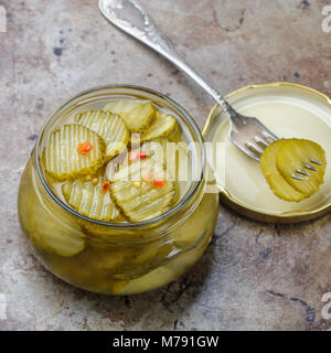 Tranches de concombres avec le poivre et la moutarde dans un bol. Snack pour les gourmets. Selective focus Banque D'Images