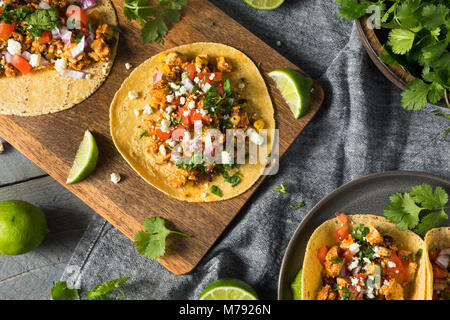 Maison Sofritas sain Le Tofu à la Tomate Tacos et de coriandre Oignon Banque D'Images