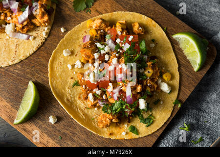 Maison Sofritas sain Le Tofu à la Tomate Tacos et de coriandre Oignon Banque D'Images