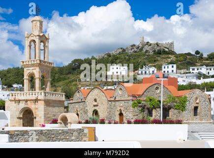 Superbe église byzantine dans petit village Asklipio, ruines du château des chevaliers de Saint-Jean sur le sommet de la montagne en arrière-plan, Rhodes J Banque D'Images